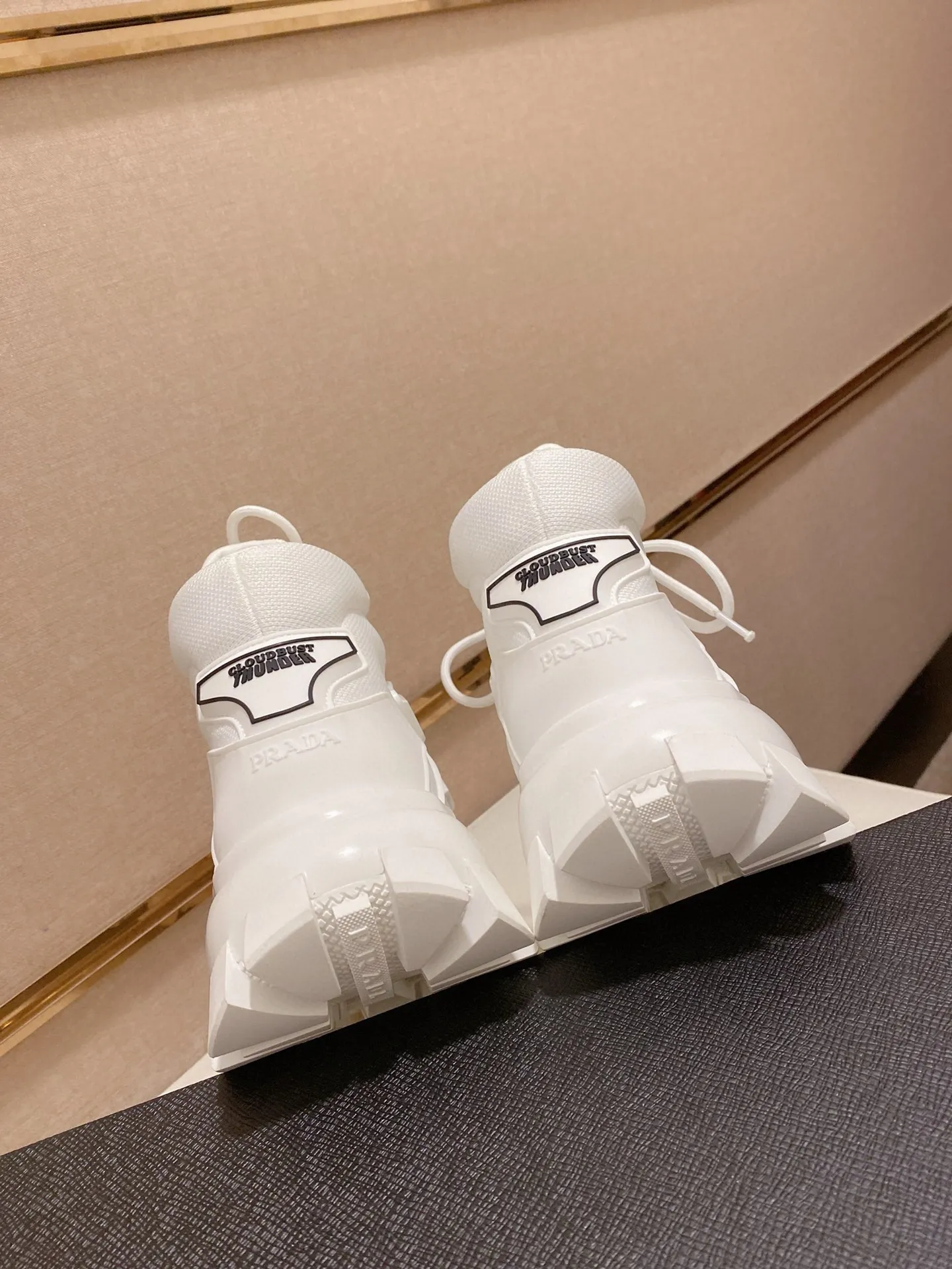 Men's shoes 💰 660💰 ✔️✔️✔️High version for couples 👫 High-quality new PRADA (Prada) counters are launched simultaneously, new men's shoes, 😘fabrics are selected from first-layer cowhide. Lining: imported elastic mesh➕cowhide lining. 👍🏿High-end☄️Open-molded non-slip rubber outsole, exquisite lines, simple and elegant, comfortable and high-end for leisure travel. Number of yards: 35 to 44. Can be customized: 45 46 yards